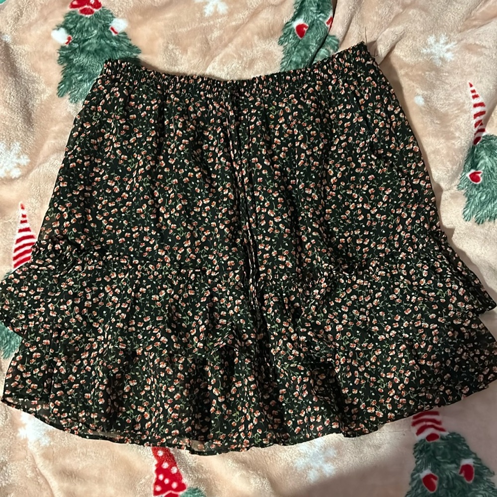 floral skirt! new with tags perfect condition! size medium